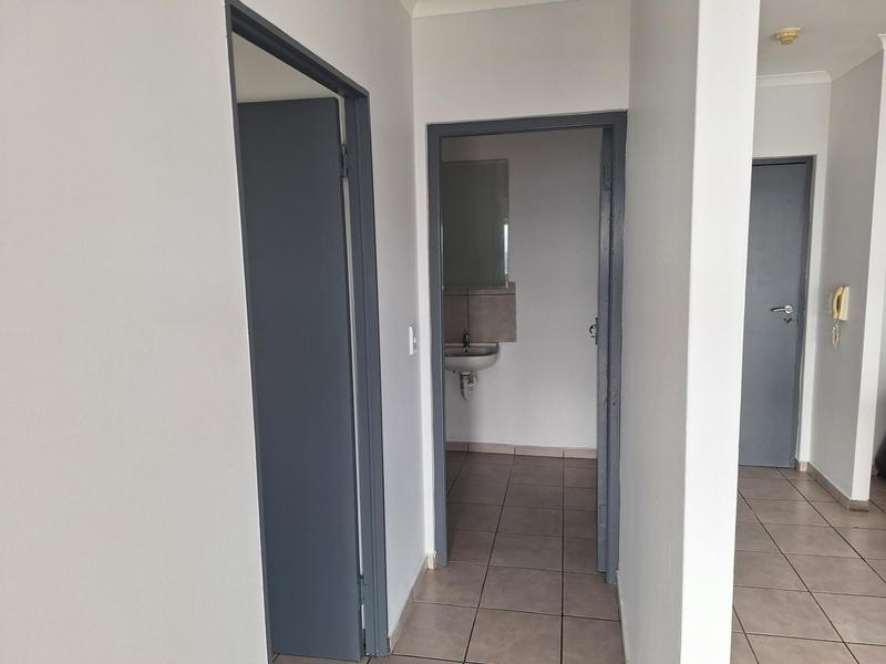 2 Bedroom Property for Sale in Goodwood Central Western Cape